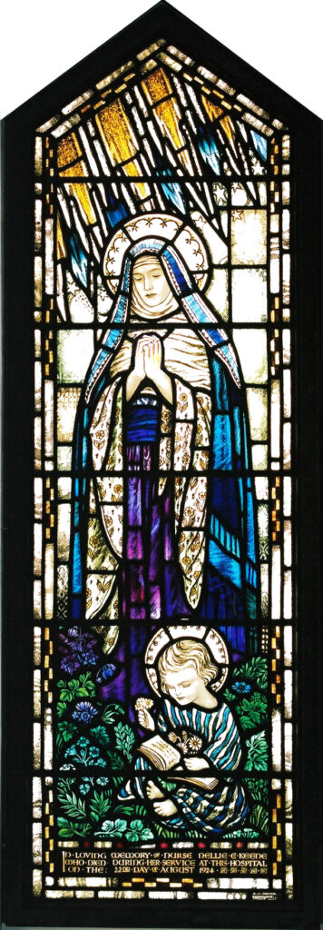 ステンドグラス　正面右 「聖母マリアと幼子イエス」（550×1590） 